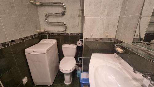 bagno con servizi igienici e lavandino di Cosy appartment a Tashkent