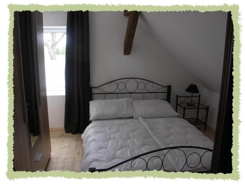 1 dormitorio con cama y ventana en Ferienwohnung zum Bernerhof en Lindenberg
