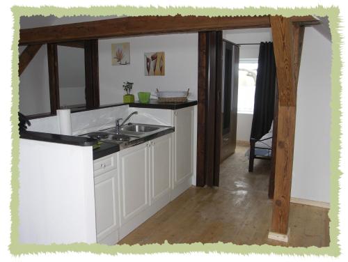 eine Küche mit einer Spüle und einer Arbeitsplatte in der Unterkunft Ferienwohnung zum Bernerhof in Lindenberg