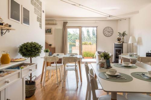 uma cozinha e sala de jantar com mesa e cadeiras em Le 2 Perle 2.0 em Peschiera del Garda