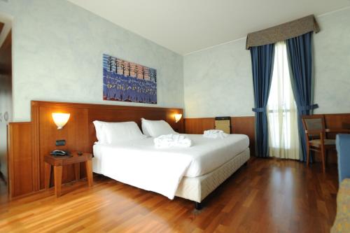 เตียงในห้องที่ Hotel Raffaello