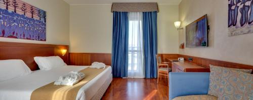 Televízia a/alebo spoločenská miestnosť v ubytovaní Hotel Raffaello