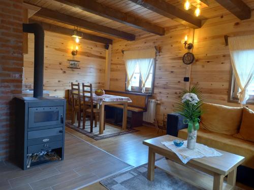 un soggiorno con piano cottura e una sala da pranzo di Mašine kolibe a Kaludjerske Bare