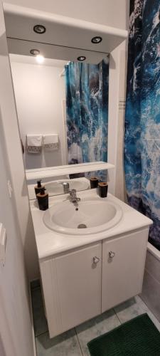 a white bathroom with a sink and a mirror at Proche Disney.Un Superbe appartement bien desservi in Bussy-Saint-Georges