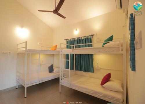 Μία ή περισσότερες κουκέτες σε δωμάτιο στο Tropical Wave Hostel Morjim