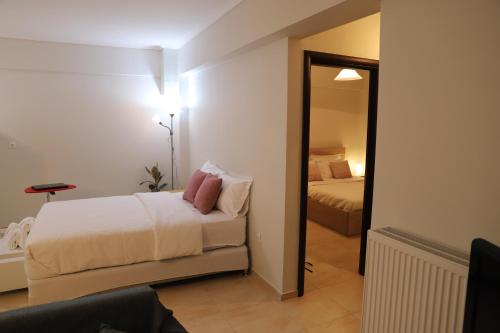 Pokój hotelowy z łóżkiem i lustrem w obiekcie New Stylish and Cozy Apartment w mieście Kráni