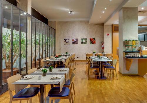 Reštaurácia alebo iné gastronomické zariadenie v ubytovaní Hotel Raffaello