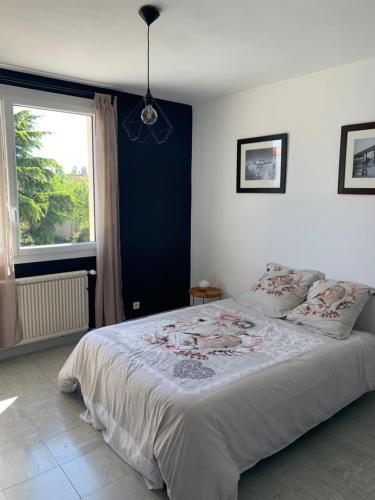 Un pat sau paturi într-o cameră la Villa Cattus location maison