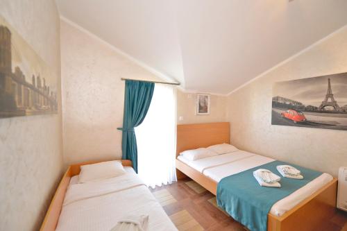 Un pat sau paturi într-o cameră la Apartments Jovanovic - Alkima