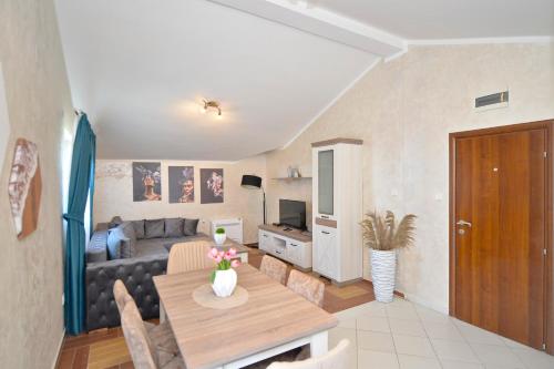 sala de estar con sofá y mesa en Apartments Jovanovic - Alkima, en Kotor