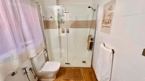 un baño con ducha y WC en La Orquídea, en Vega de San Mateo