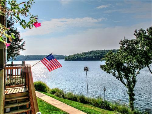 Φωτογραφία από το άλμπουμ του Peaceful 1st floor lakeside condo minutes from Osage Beach and Ozark State Park σε Kaiser