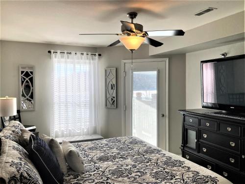 Φωτογραφία από το άλμπουμ του Peaceful 1st floor lakeside condo minutes from Osage Beach and Ozark State Park σε Kaiser