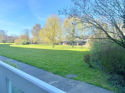 uitzicht op een park met een grasveld bij DOCK 12 - Exklusives Cityapartment in Bremerhaven