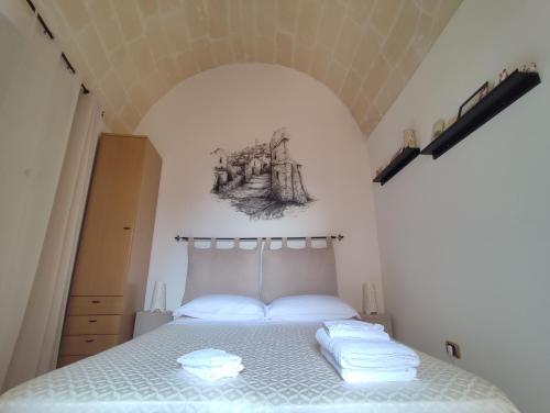 マテーラにあるNei Sassi da Ninoのベッドルーム1室(ベッド1台、タオル2枚付)