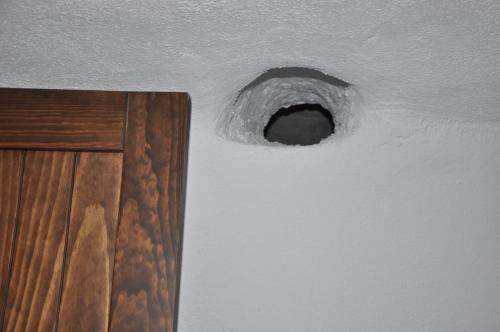 a wall with a hole in a white wall at Casa Cueva El Almendro in Pegalajar