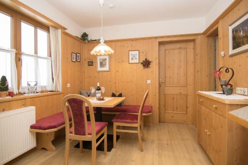 een eetkamer met een tafel en stoelen bij Appartement Gredler Martina in Mayrhofen