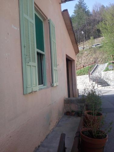 a building with a window and two potted plants at Les deux pentes in Sausses