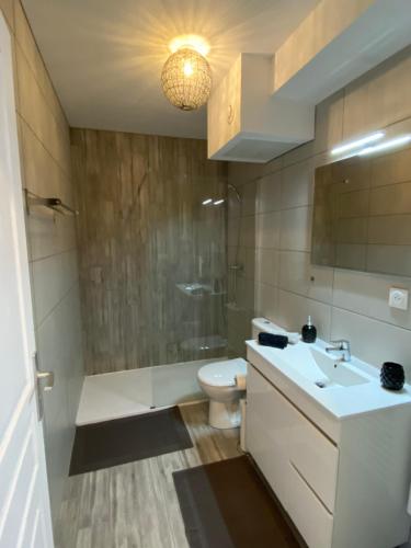 ein Badezimmer mit einem weißen Waschbecken und einem WC in der Unterkunft Vernon, Le Donalice in Vernon