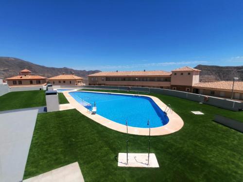 une grande piscine au milieu d'une cour dans l'établissement Apartamento Sierra y Mar, à La Envia