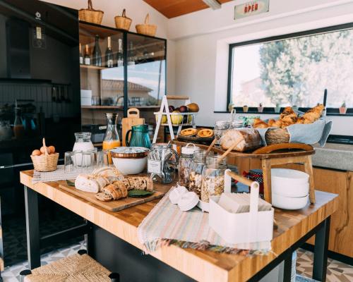 einen Tisch mit Brot und Gebäck in der Küche in der Unterkunft L'Hotelet del Delta - adults in Deltebre