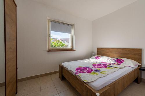 Posteľ alebo postele v izbe v ubytovaní Apartments Villa Agape Vir