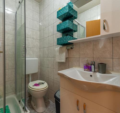 Kúpeľňa v ubytovaní Apartments Villa Agape Vir