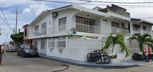 un edificio blanco con bicicletas estacionadas frente a él en Posada Turística Colors of the Sea, en San Andrés