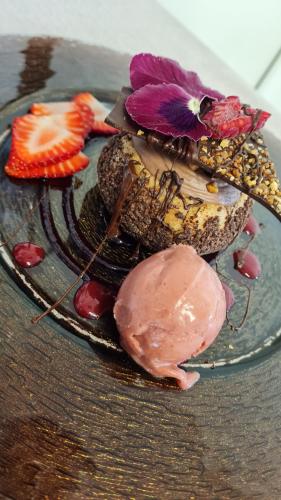 une assiette de nourriture avec de la viande et des fruits sur une table dans l'établissement Auberge des etiers chambres d'hôtes, à Beauvoir-sur-Mer