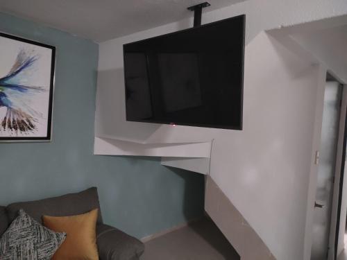 Una televisión o centro de entretenimiento en Apartamento cómodo en irapuato