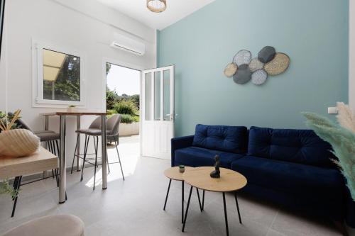 een woonkamer met een blauwe bank en een tafel bij The Lake Apartments in Kommeno