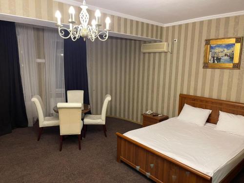 Un pat sau paturi într-o cameră la Mini Chisinau Hotel