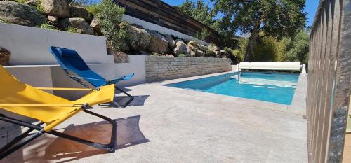 une chaise jaune assise à côté de la piscine dans l'établissement Villa Santa, à Porto-Vecchio