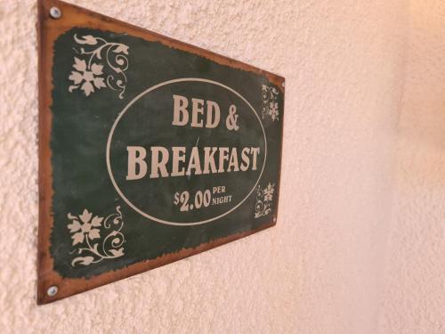 a sign that says bed and breakfast on a wall at B&B Finca la Yuca "Un paraíso en Ontinyent" in Ontinyent