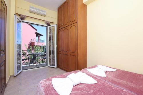 a bedroom with a bed and a large window at Casa Del Paese in Avliótai
