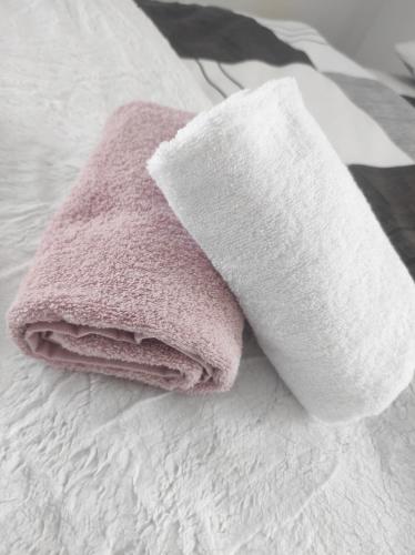 un asciugamano rosa seduto sopra un letto di Prenoćište Ljiljana 2 a Livno