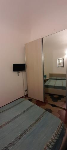 سرير أو أسرّة في غرفة في Appartamento Bruna