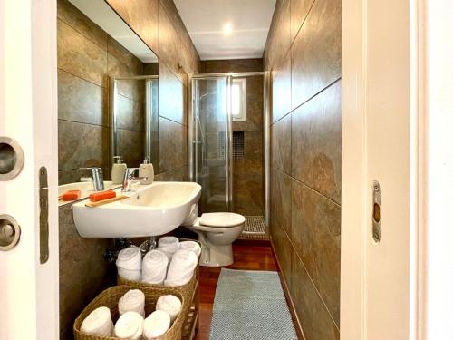 een badkamer met een wastafel en een toilet bij APARTAMENT MEDITERRANI in Canet de Mar
