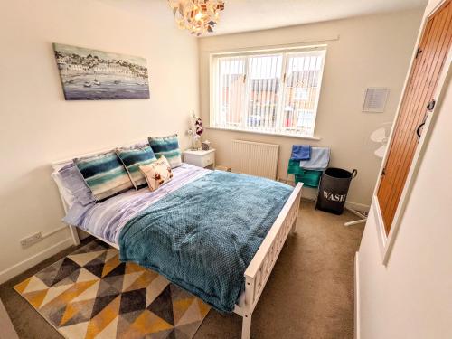 1 dormitorio con 1 cama grande en una habitación en 2 bedroom home in quiet location close to Chester en Hough Green