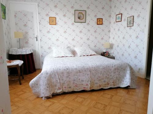 トレシー・シュル・メールにあるLes Galetsのベッドルーム1室(白い掛け布団付きのベッド1台付)