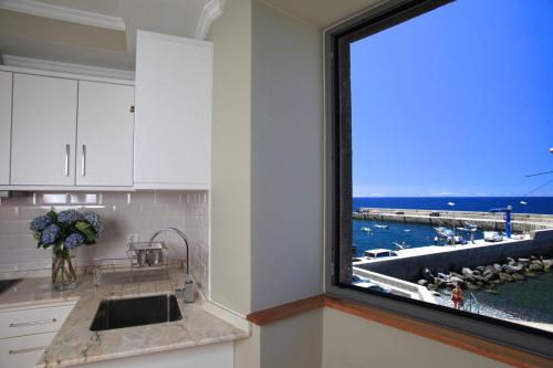 A cozinha ou cozinha compacta de The Docks Ocean Front Villas - Next to Beach