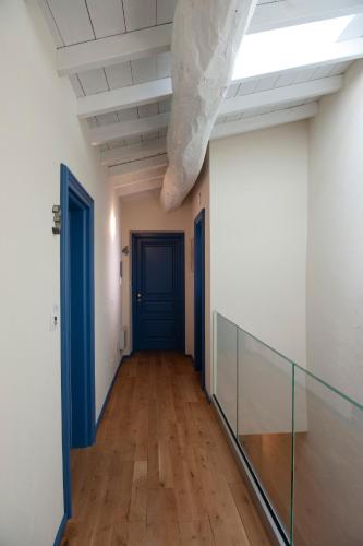 an empty hallway with a blue door and a ceiling at Sun Garda in Ponti Sul Mincio