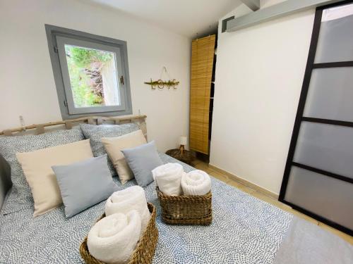 - un salon avec un canapé, des oreillers et des paniers dans l'établissement 
