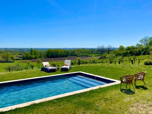 Piscina de la sau aproape de La Vignerie