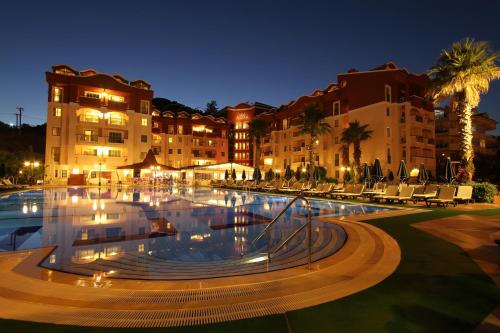 ein großer Pool vor einem Gebäude in der Nacht in der Unterkunft Club Aida in Marmaris