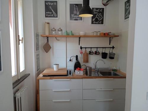 una cocina con fregadero y encimera en La Casetta, en Ancona