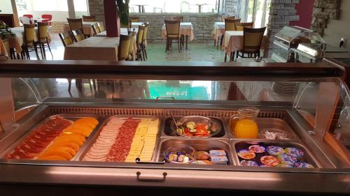 un frigorifero pieno di diversi tipi di alimenti di Mobile homes Suha Punta a Rab