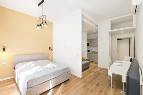 een slaapkamer met een bed en een eetkamer bij MagnoliaApartments - 18B Visconti Duomo in Milaan