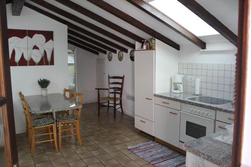 eine Küche und ein Esszimmer mit einem Tisch und Stühlen in der Unterkunft Casa Gialla in Gordola