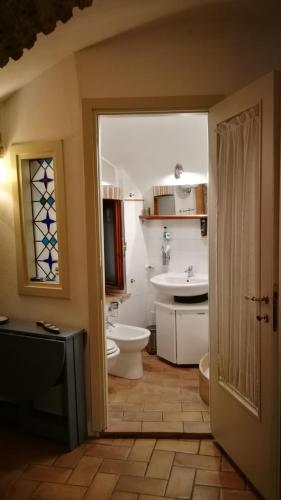 a bathroom with a toilet and a sink and a tub at La dolce vite in Itri
